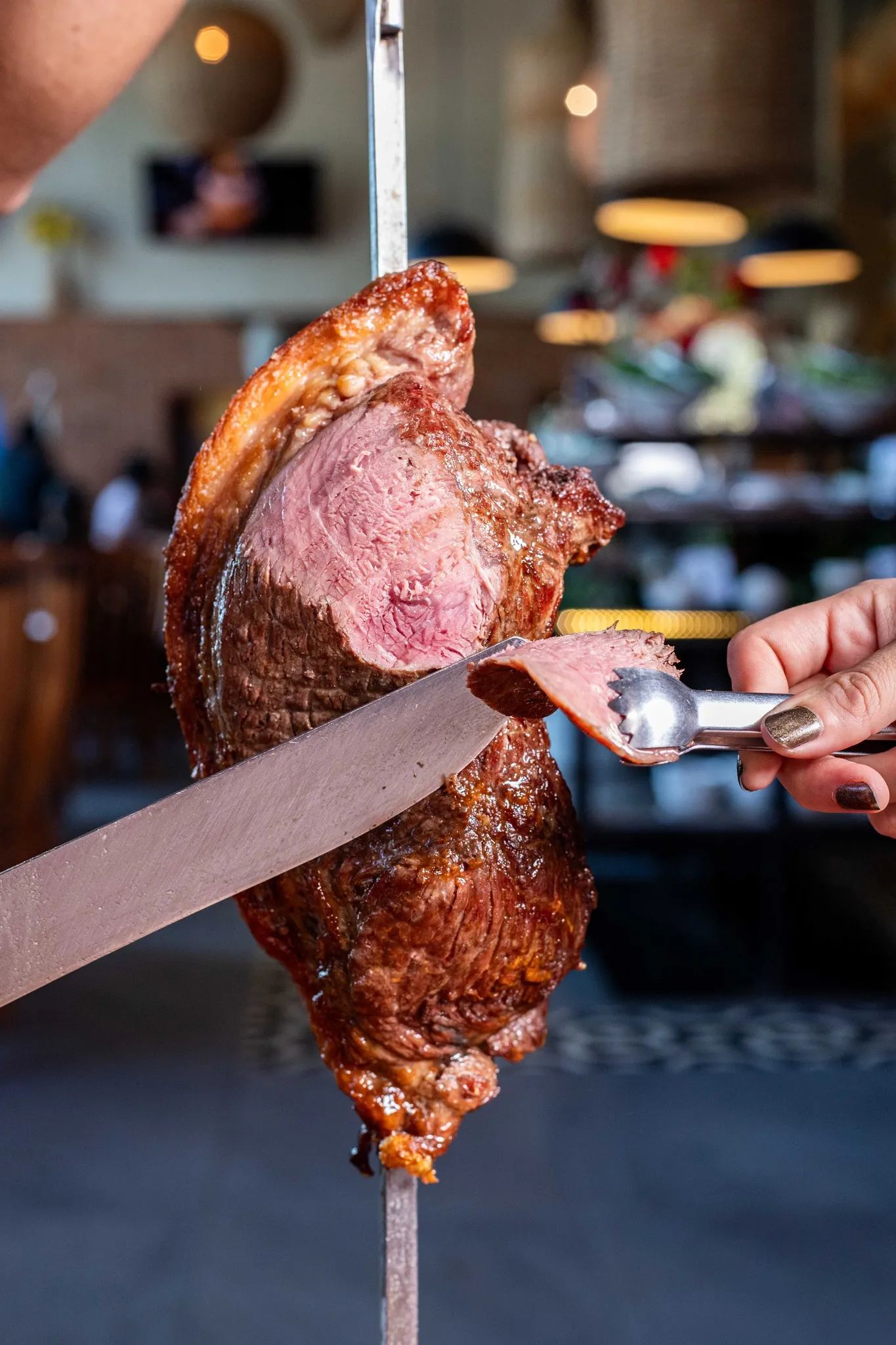 Pedazos de carnes en espadas estilo brasileño en el buffet costelao