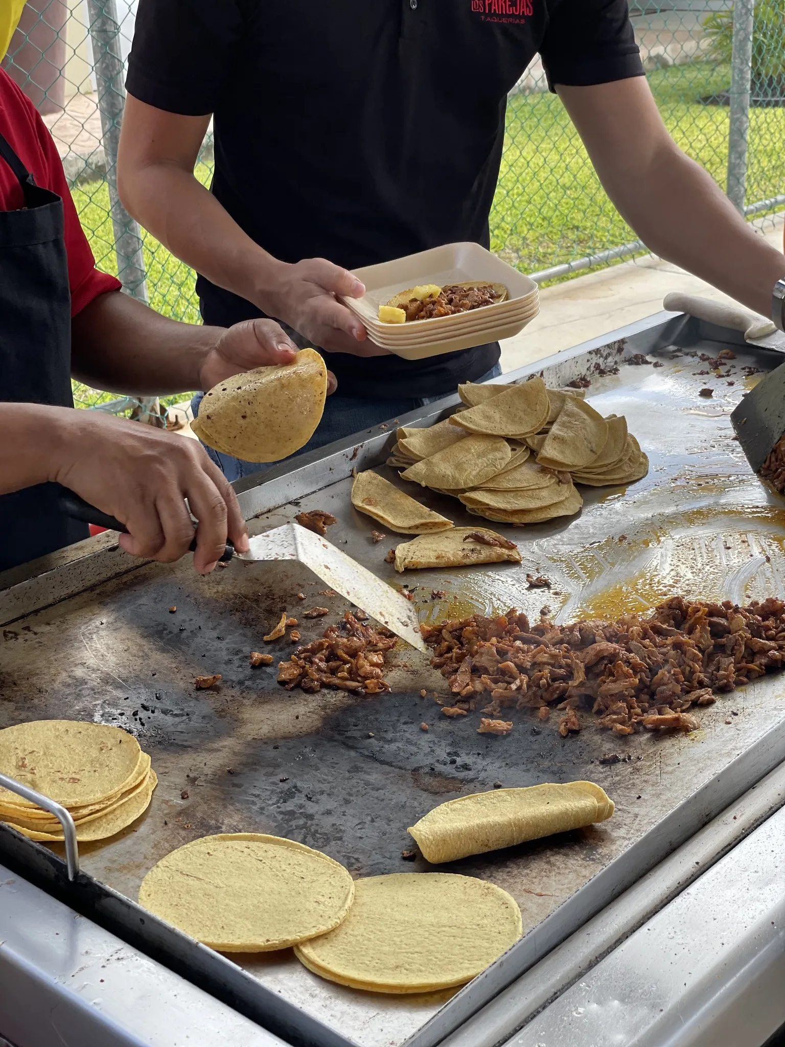 preparación de tacos en la taquería los parejas en cancún