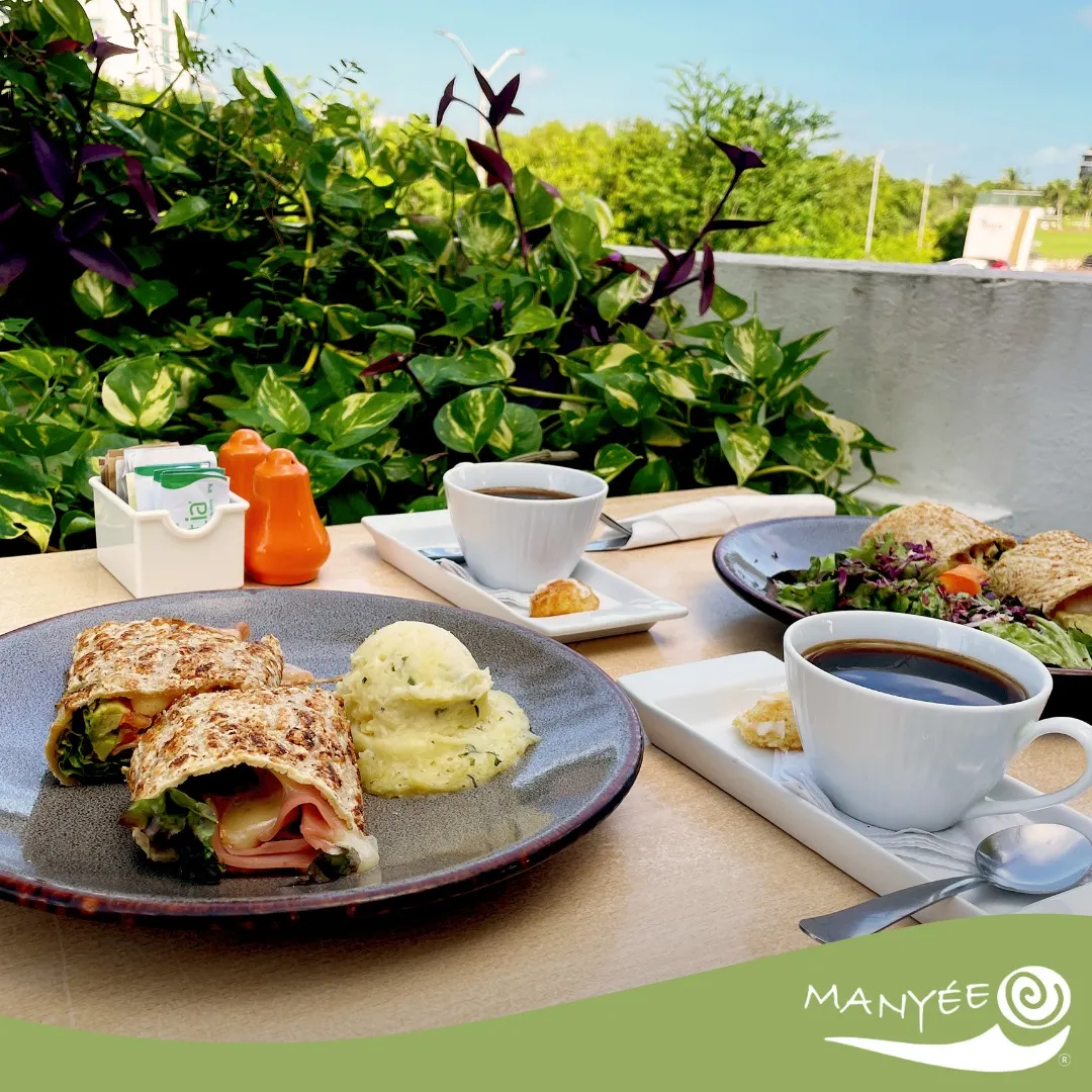 Comida del menú con café en el restaurante manyee