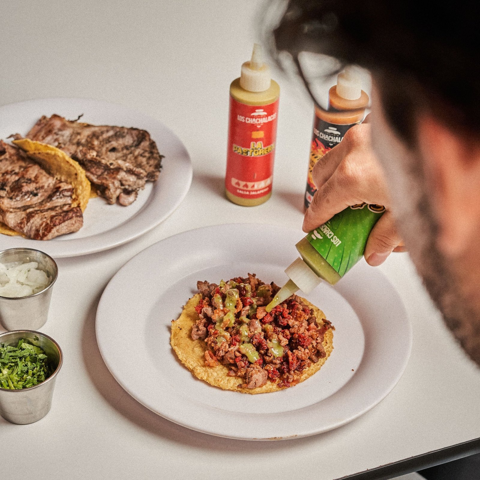 Poniendo salsas a un taco de carne