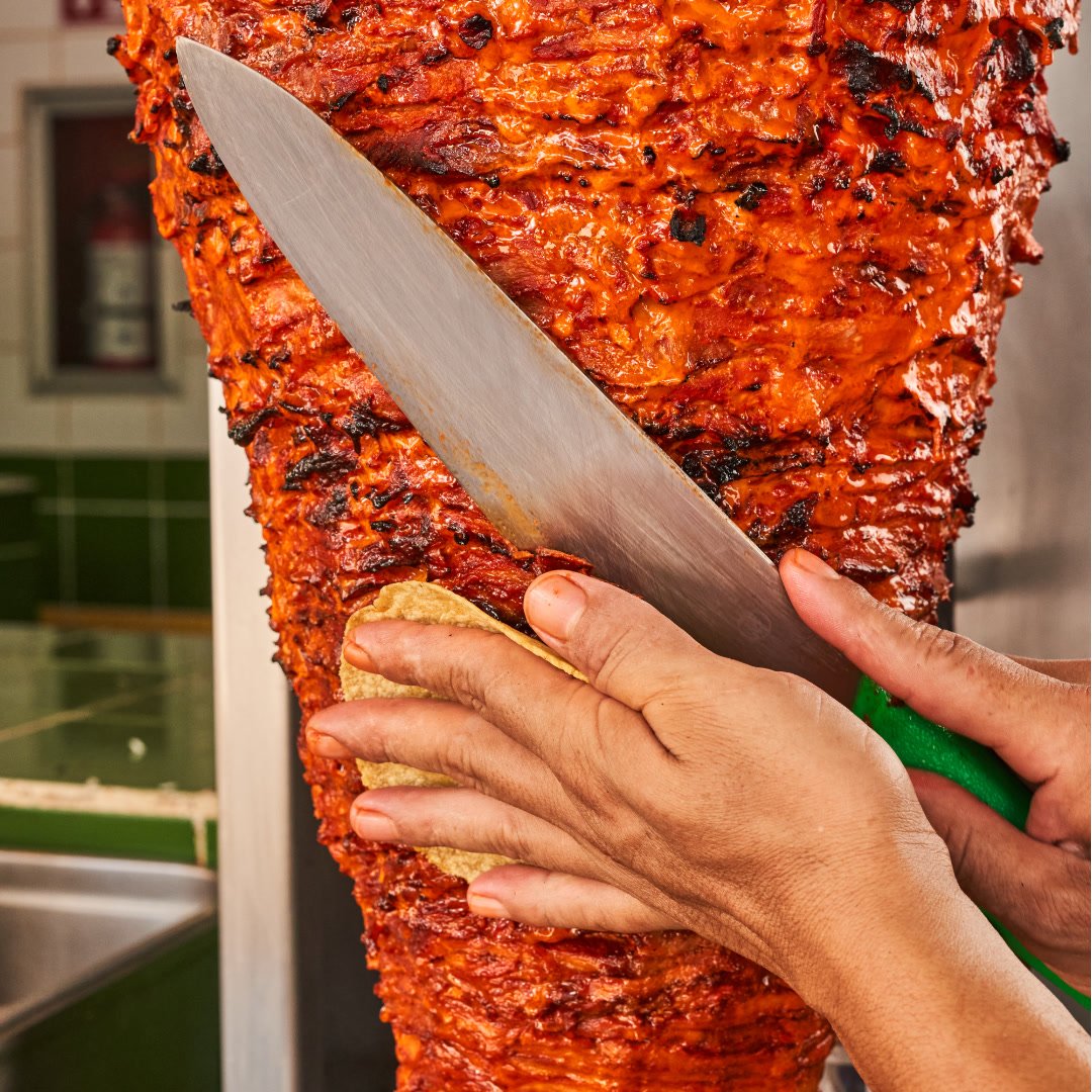 trompo de pastor en la taquería los chachalacos cancun