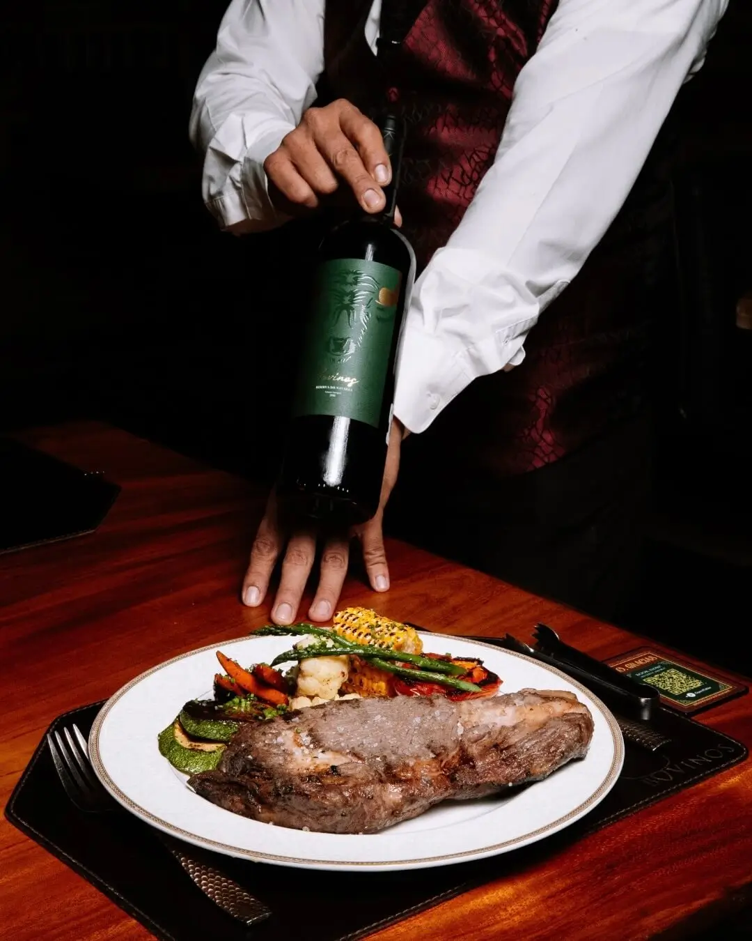 platillo de corte de carne con un vino de la casa en el restaurante bovinos steakhouse