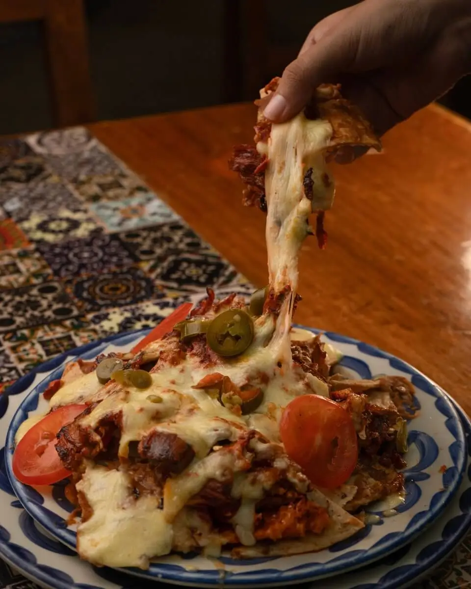 queso derretido con carne asada en la parrilla