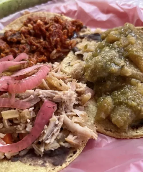 tacos de diferentes guisados con tortilla de maíz en playa del carmen