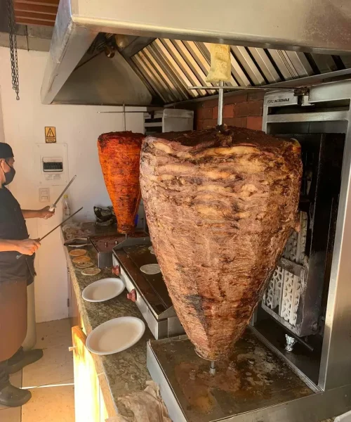 Trompo de pastor y de carne asada en una de las mejores taquerías de playa del carmen en 2024