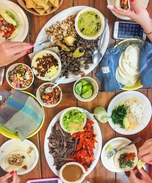 platos de tacos y carnes en una taquería de playa del carmen