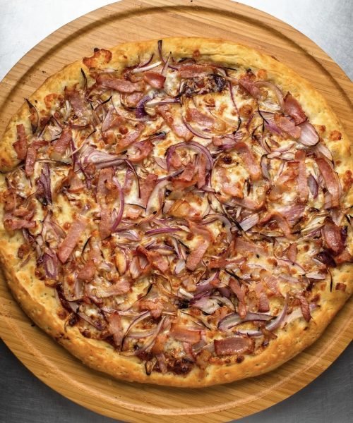 Pizza de cebolla morada con bacon y bbq en Playa del Carmen