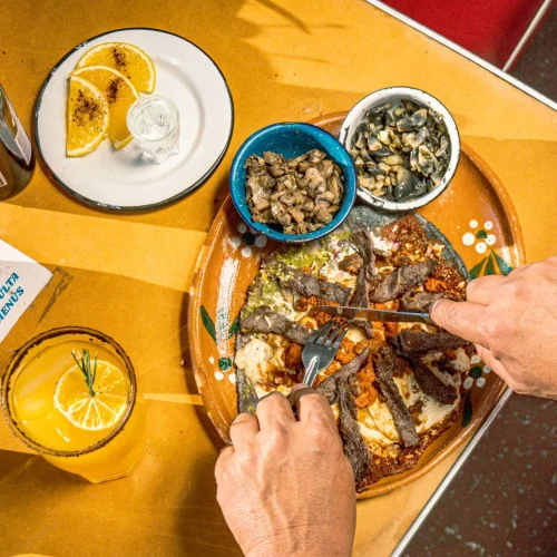Alambres de carne de res en el restaurante la norberta