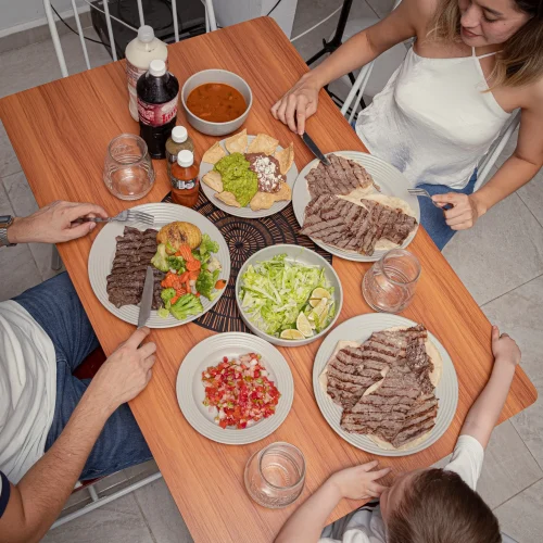 Personas comiendo platillos del restaurante leo en villahermosa