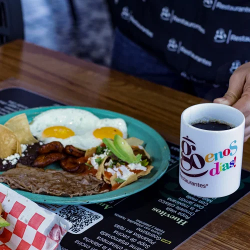 Almuerzo de comida filete de res con huevo estrellado y frijoles