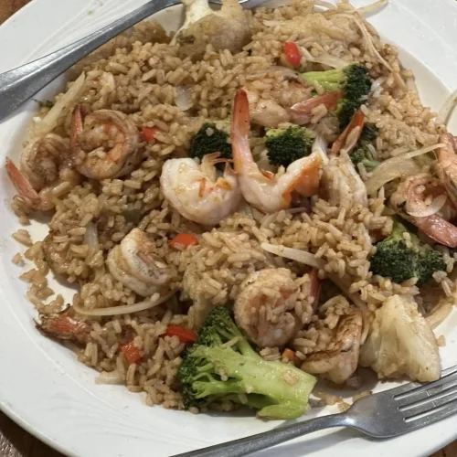 arroz con camarones en el restaurante va que va