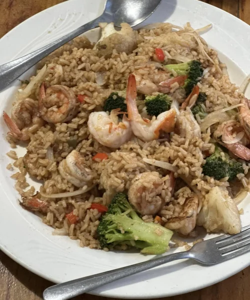 arroz con camarones en el restaurante va que va