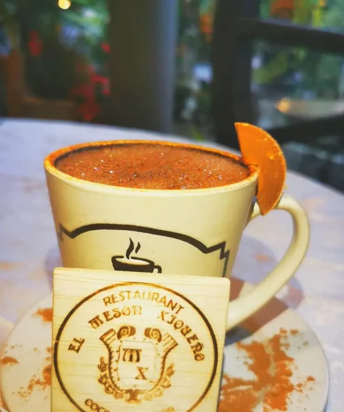 bebida de chocolate caliente en el restaurante el meson xiqueño xalapa