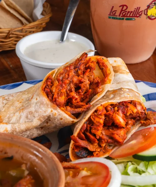Burritos de carne al pastor en el restaurante en Cancún La Parrilla
