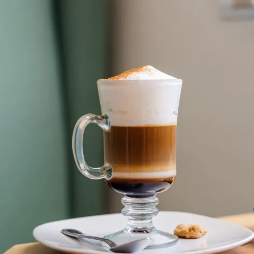 Delicioso café capuchino en carlota bakery