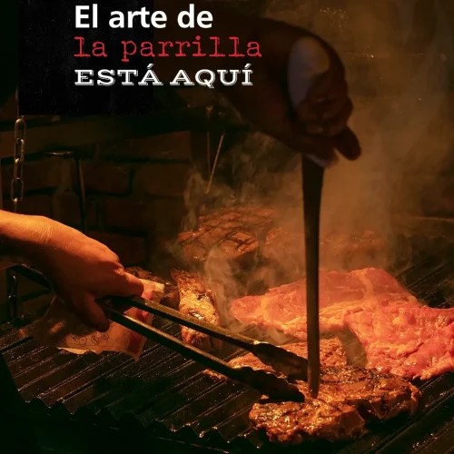 Parrilla al carbón asando filetes de res en un restaurante de carnes en angelopolis puebla