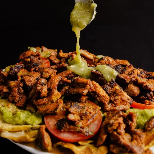 Alambre de carne al pastor y nachos restaurante los trompos