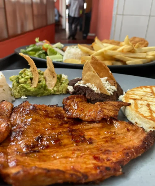 carne asada con frijoles y aguacate en el restaurante chejere cafe en xalapa