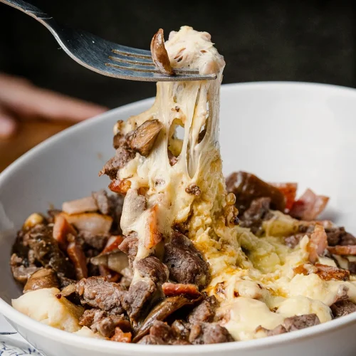 Alambre de carne con chorizo y queso en banquetakos