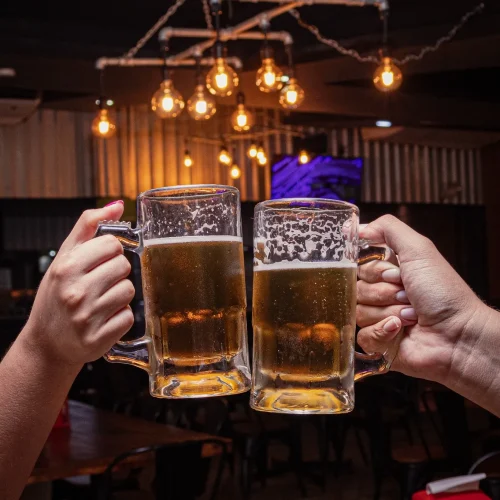 Tarro de cristal con cerveza en el restaurante leo
