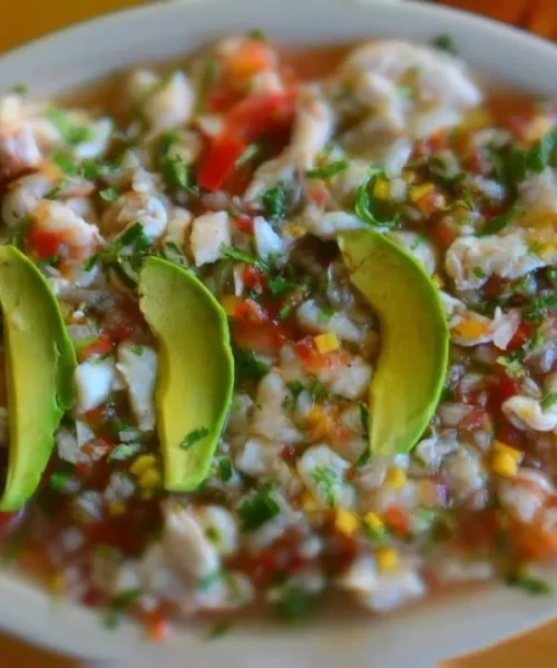 Ceviche de camarones con aguacate en pescaditos
