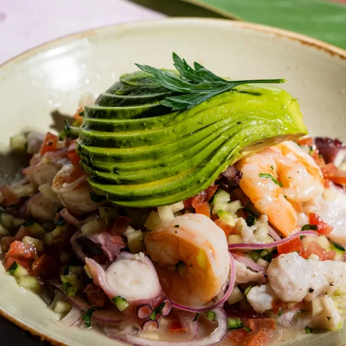 Ceviche de camarón con aguacate en el restaurante freds cancun