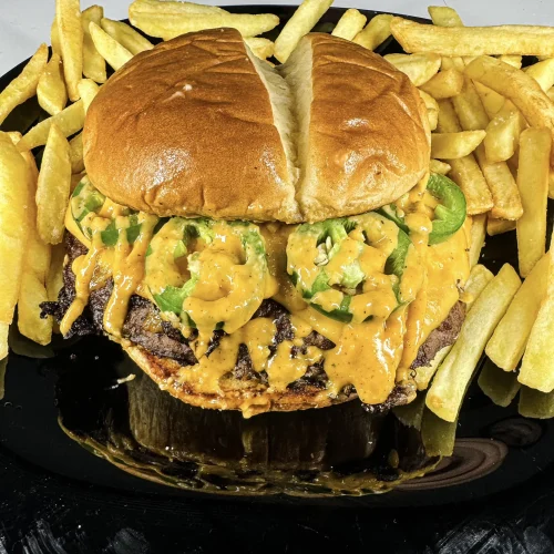 Hamburguesas con jalapeño y papas fritas en playa del carmen
