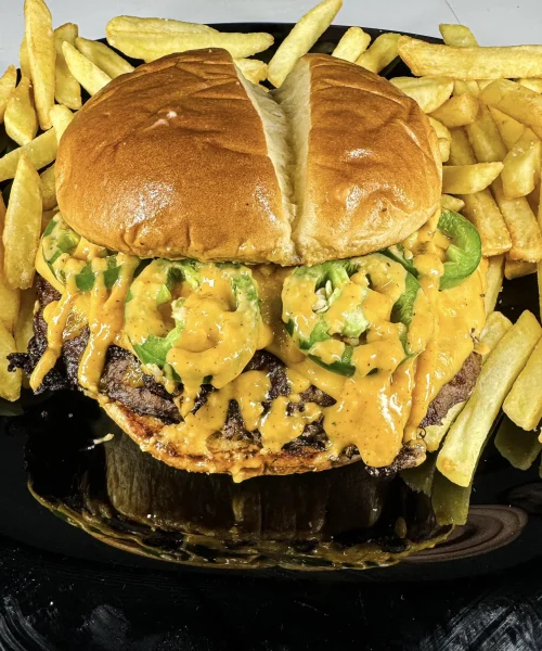 Hamburguesas con jalapeño y papas fritas en playa del carmen