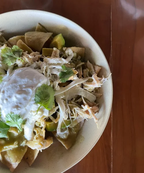 Chilaquiles con pollo en el restaurante lara y luca playa