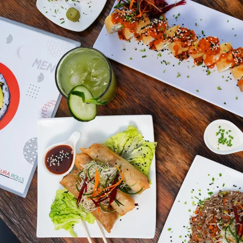 platillos y bebidas de comida japonesa en natura rolls