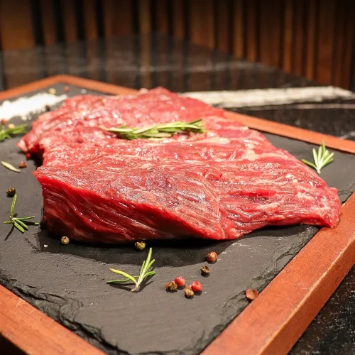 Corte de carne vacío bife en el restaurante basilico