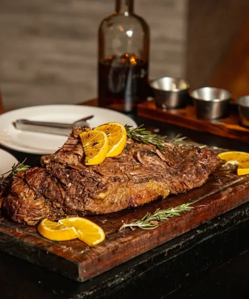Pedazo de corte de carne premium en el churrasquero