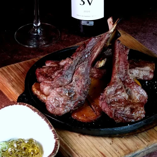 comida de costillas de cordero con jarabe de menta