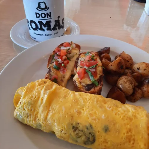 desayunos de huevos omelette en tulum cafeteria don tomas