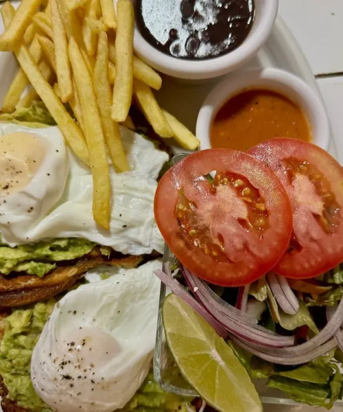 Platillos del menú del restaurante que huevos