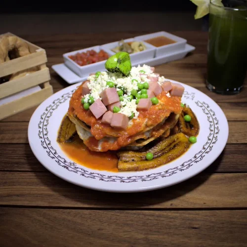 Enchiladas con huevos motuleños en Villahermosa Restaurante El Teapaneco