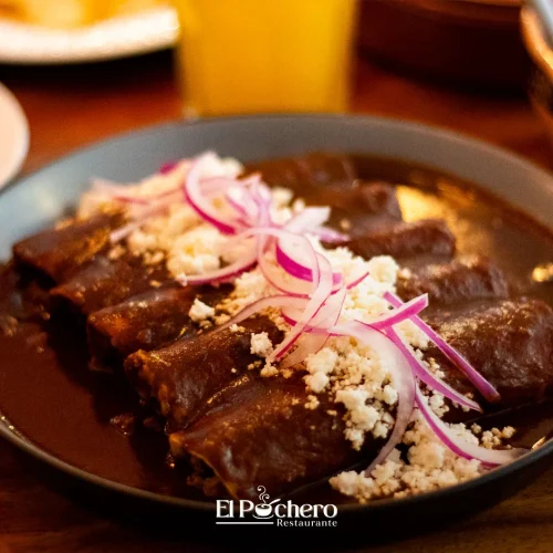 enmoladas con queso y cebolla comida tradicional en el restaurante el puchero