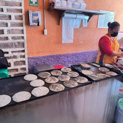 negocio preparando las gorditas de migaja en queretaro