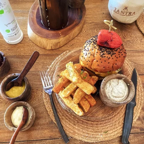 hamburguesa con papas en el restaurante tantra tulum
