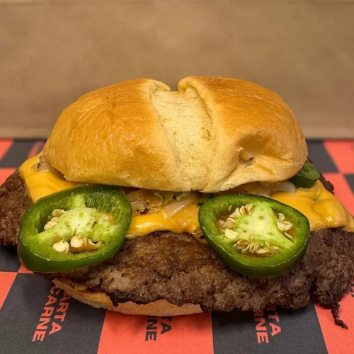 Cheeseburger jalapeño en artacarne playa del carmen