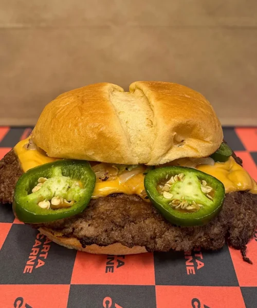 Cheeseburger jalapeño en artacarne playa del carmen
