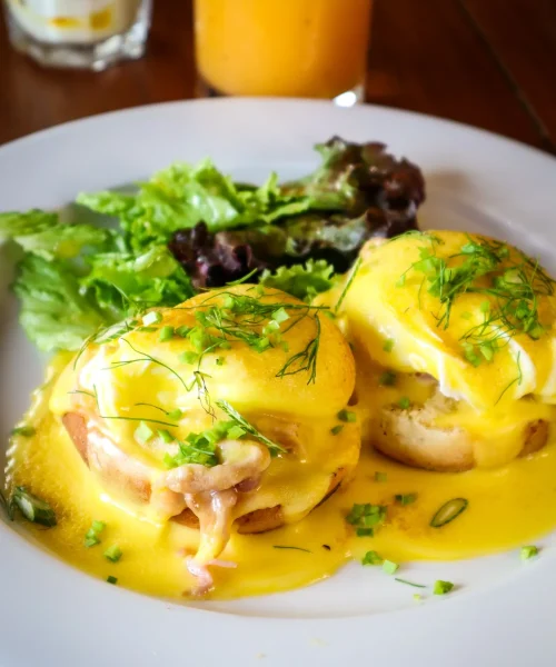 Huevos benedictos para desayunar en lara y luca playa del carmen