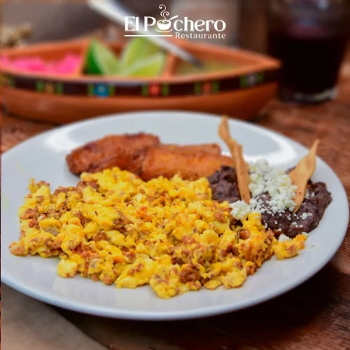 Desayuno sencillo huevos revueltos con frijolitos y salchicha gastronomía mexicana