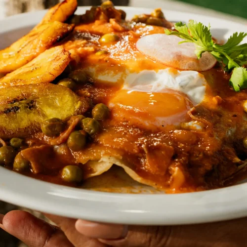 Huevos motuleños en pizca de sal playa del carmen
