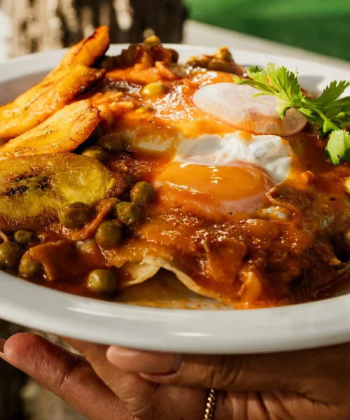 Huevos motuleños en pizca de sal playa del carmen
