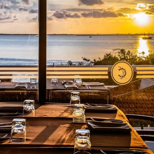 vistas impresionantes del interior del restaurante cenacolo en marina puerto cancun