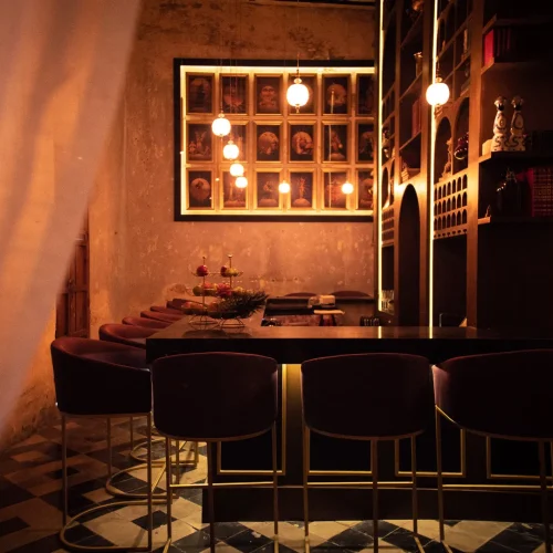 interior romantico, intimo y calido de arcano restaurant