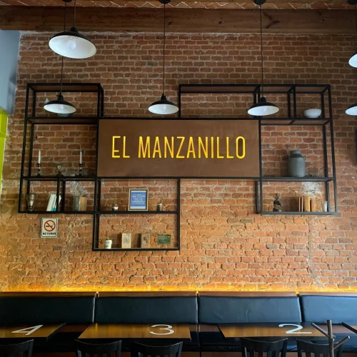 Interior del restaurante el manzanillo