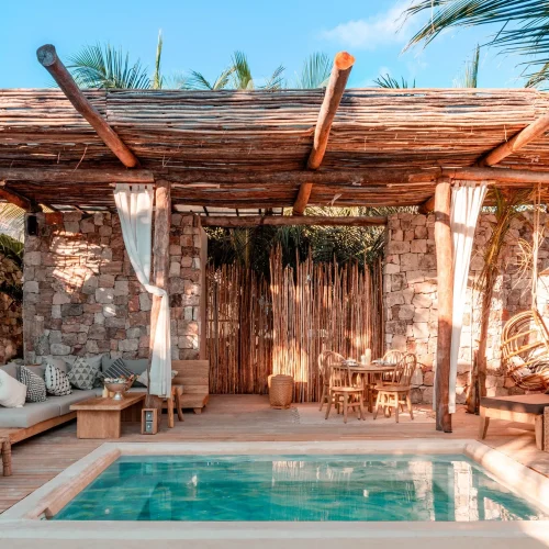 alberca en el interior del restaurante tantra en tulum
