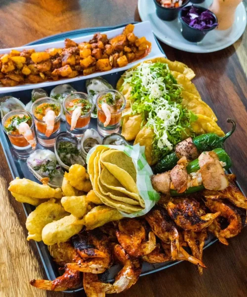 la charola marisquera del restaurante mar y agave